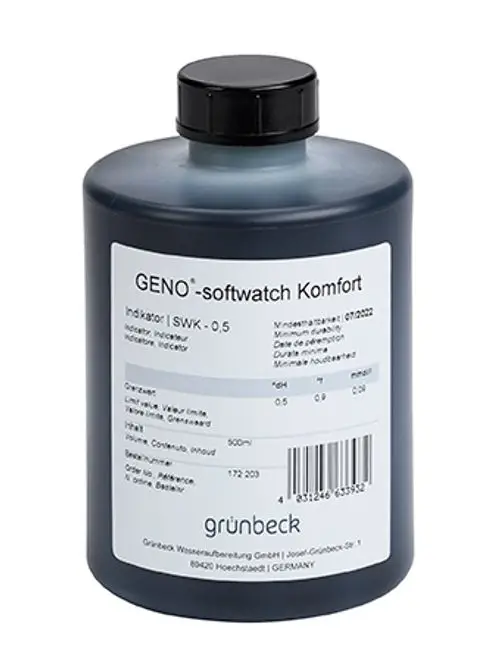 Schwarze Flasche mit grauem Deckel, etikettiert mit Produktinformationen und Barcode, enthält eine Flüssigkeit, hergestellt von Grünbeck zur Wasseranalyse.